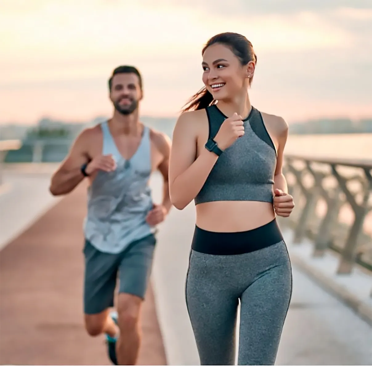Ragazza con lenti a contatto morbide che corre