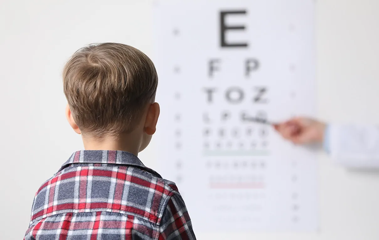 Bambino miope che fa esame della vista