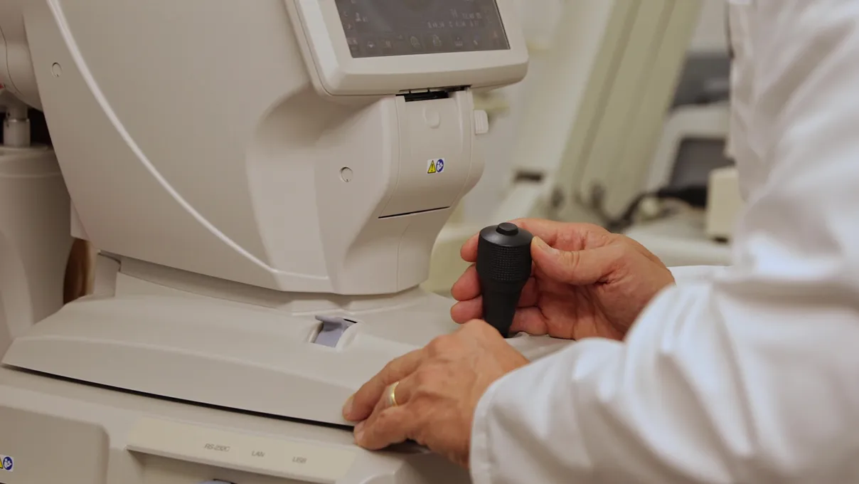 Dispositivo studio optometrico con apparecchiature tecnologiche avanzate