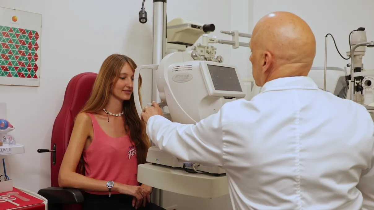 Gianfranco Passuello esegue un controllo optometrico nello studio di Ottica Passuello con strumentazione digitale moderna.